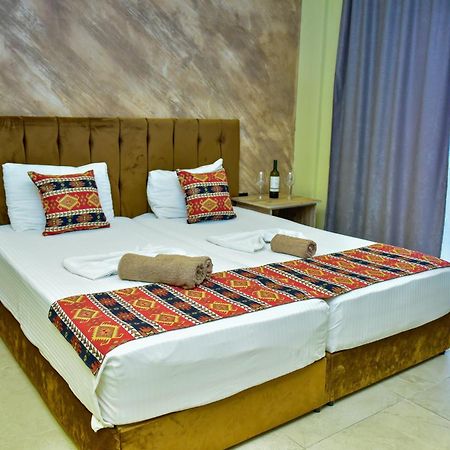 Te Bujtina Hotel- Cozy Stay With Traditional Breakfast Near Beach Golem  Ngoại thất bức ảnh
