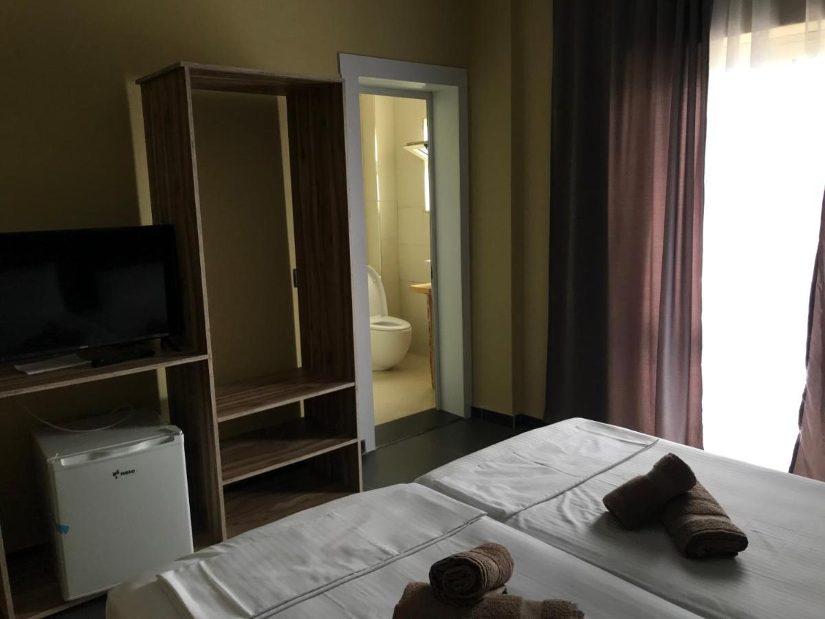 Te Bujtina Hotel- Cozy Stay With Traditional Breakfast Near Beach Golem  Ngoại thất bức ảnh