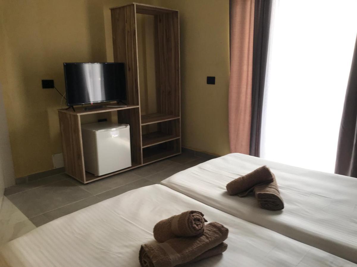 Te Bujtina Hotel- Cozy Stay With Traditional Breakfast Near Beach Golem  Ngoại thất bức ảnh