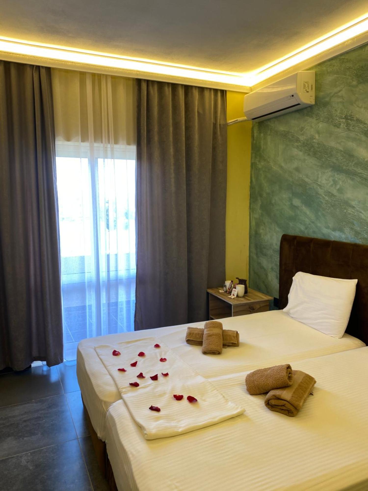 Te Bujtina Hotel- Cozy Stay With Traditional Breakfast Near Beach Golem  Ngoại thất bức ảnh