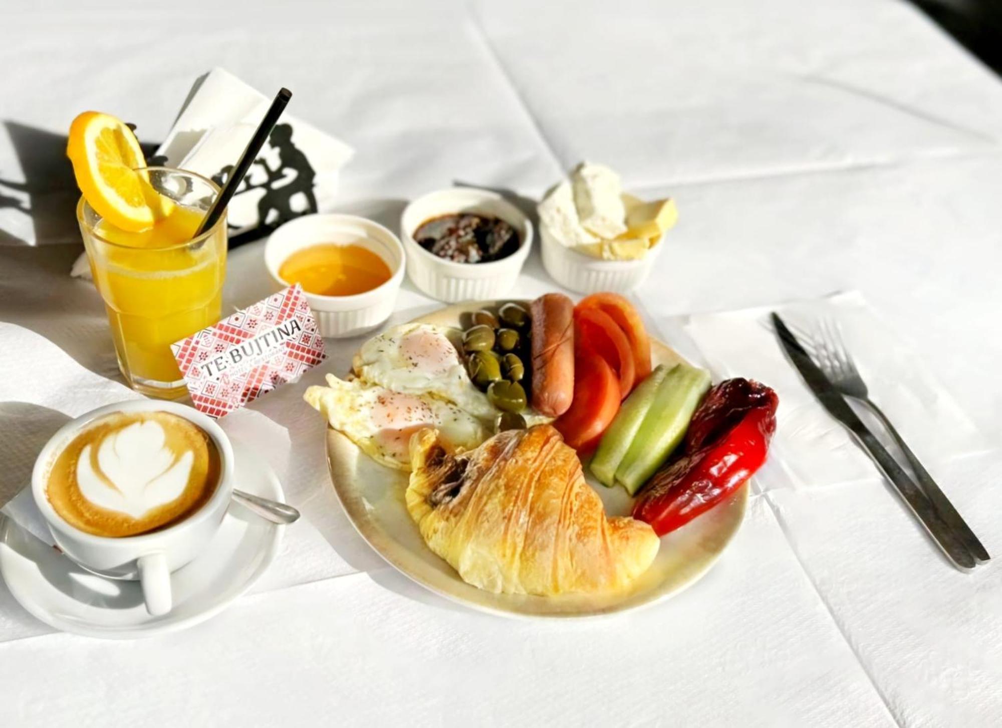 Te Bujtina Hotel- Cozy Stay With Traditional Breakfast Near Beach Golem  Ngoại thất bức ảnh