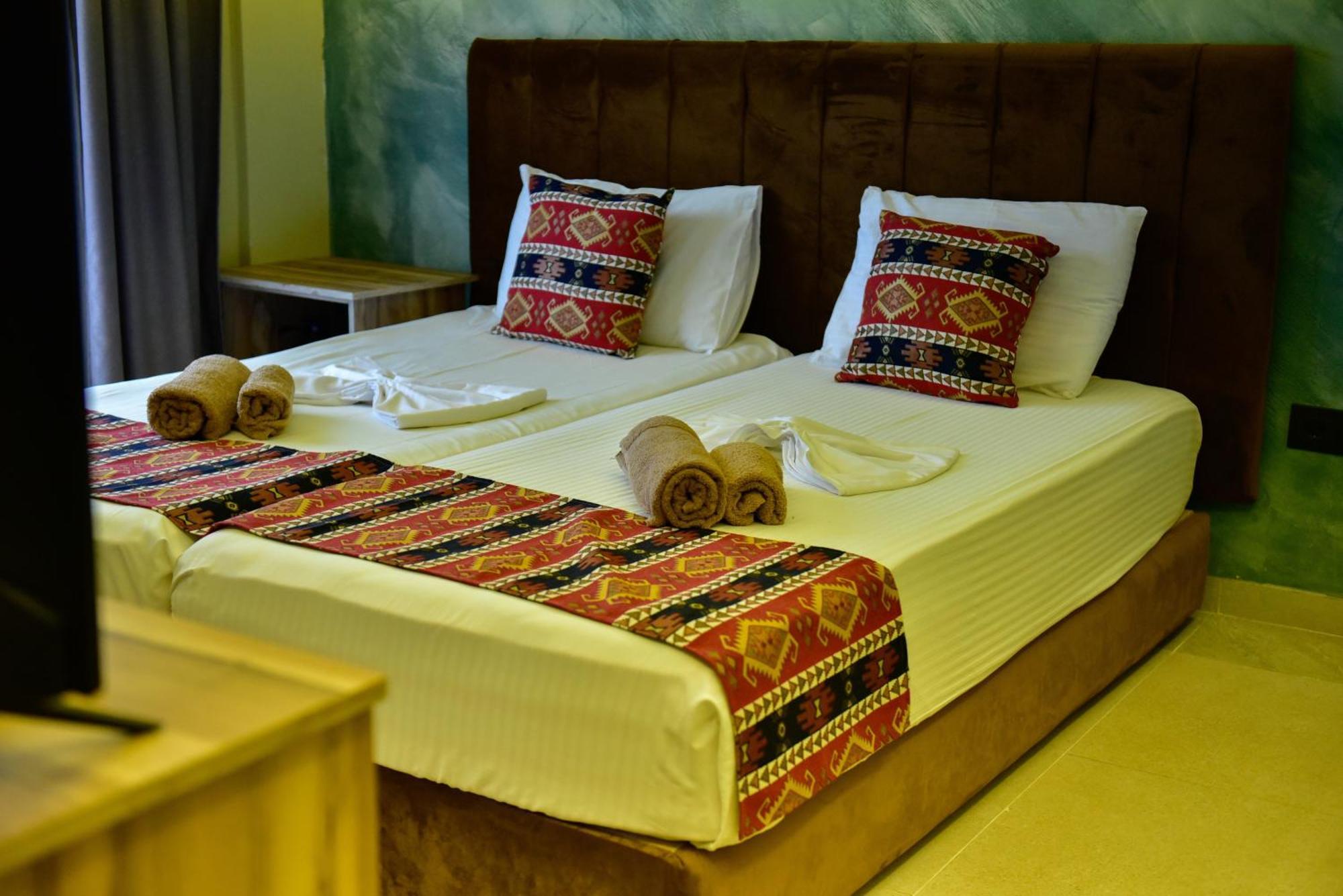 Te Bujtina Hotel- Cozy Stay With Traditional Breakfast Near Beach Golem  Ngoại thất bức ảnh
